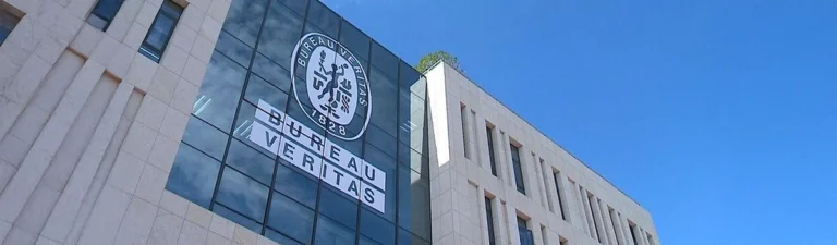 Devanture du Bureau Véritas avec ciel bleu